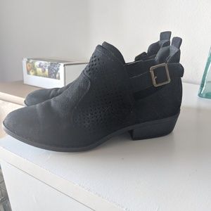 Black booties 7.5